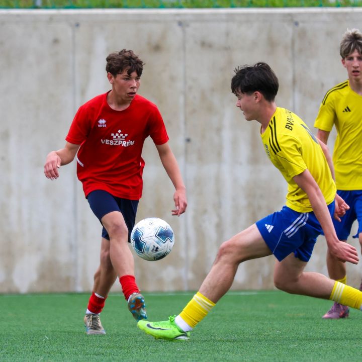 A BVSC nyerte a bronzért vívott a rangadót az U15-eink (a képen Molnár Mátyás pirosban) ellen